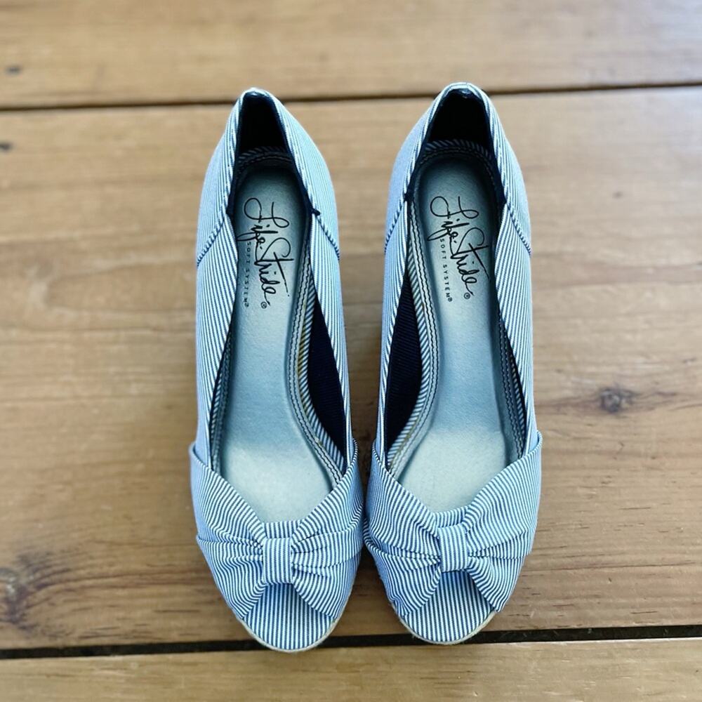 Life Stride Blue & White Striped Seersucker Wedges Size 5.5 EUC - Picture 3 of 13